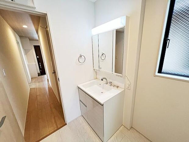 洗面化粧台です。朝の身支度から1日が始まります。