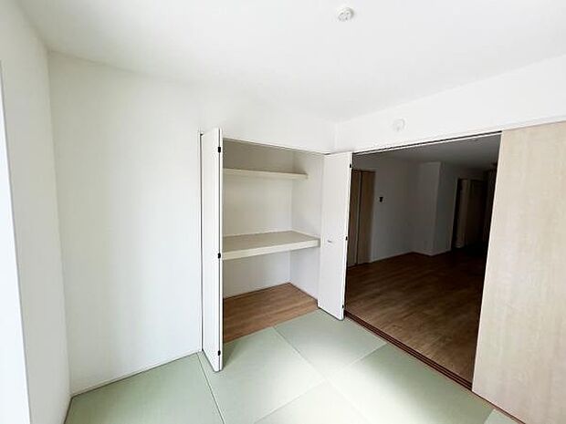 いつでもお部屋をスッキリお使い頂ける収納スペースを設置。