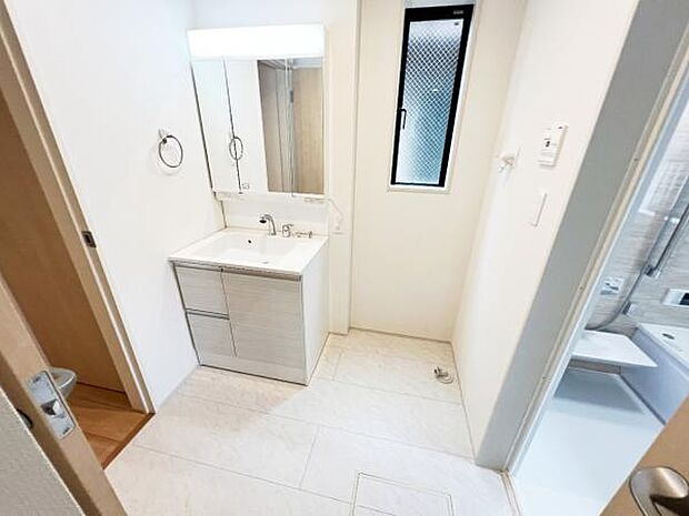 独立洗面台の横にはランドリースペースがございます。