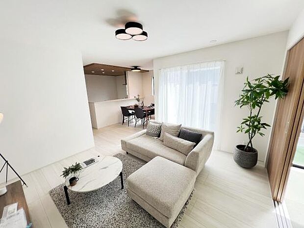 リビングダイニングになります。ご家族そろっての素敵な空間になりそうですね。