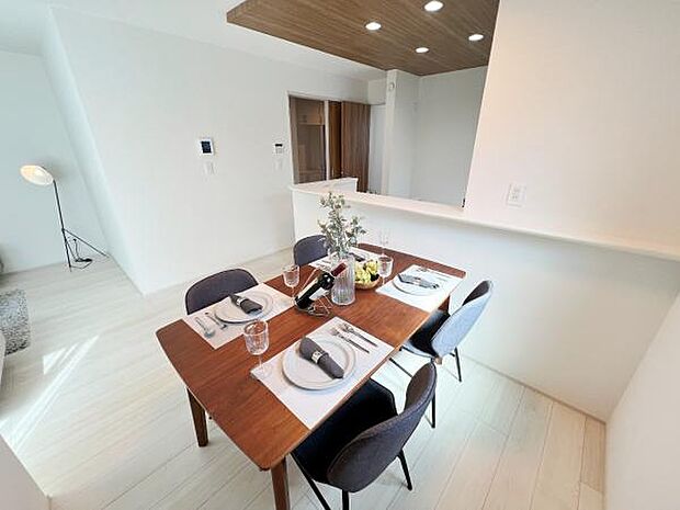 お食事中もキッチンと会話が楽しめるダイニングスペース。