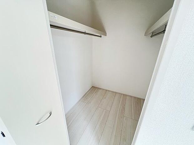 ウォークインクローゼットがあり収納スペースも豊富。季節物もスッキリ片付きそうです。