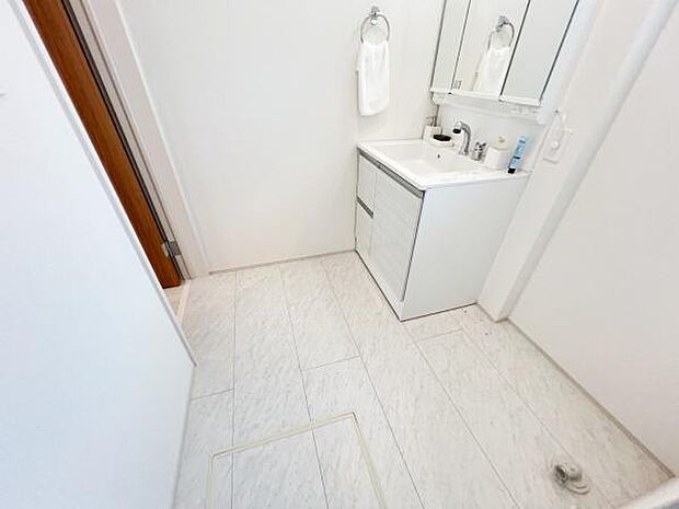 快適で清潔感がある脱衣スペースです。