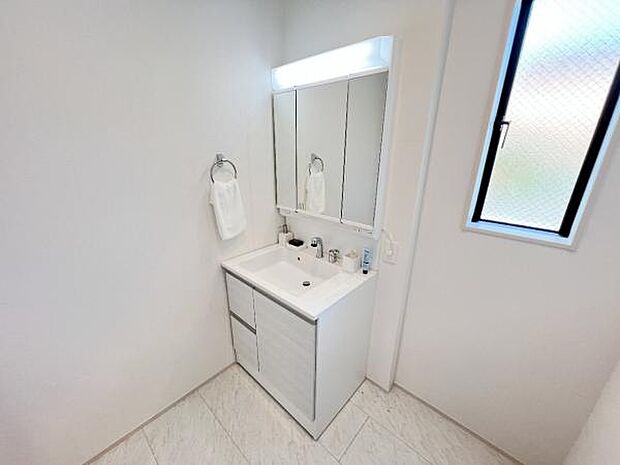 洗面化粧台です。朝の身支度から1日が始まります。