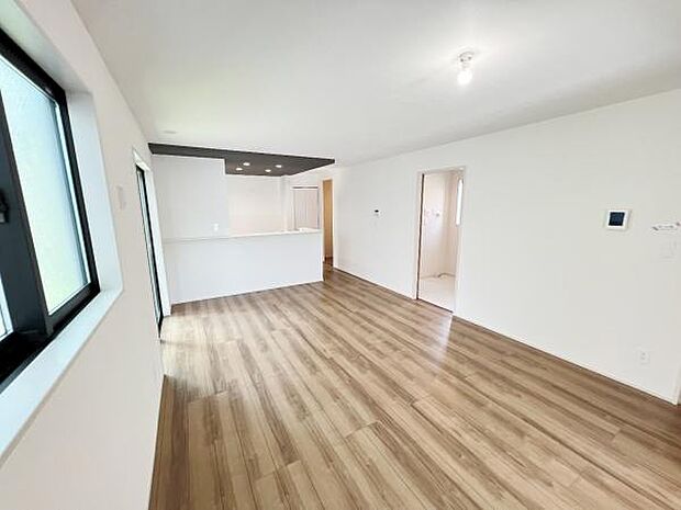 お食事中もキッチンと会話が楽しめるダイニングスペース。