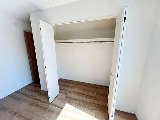 明るい広々とした主寝室でご家族ゆっくりお休みになれますね。