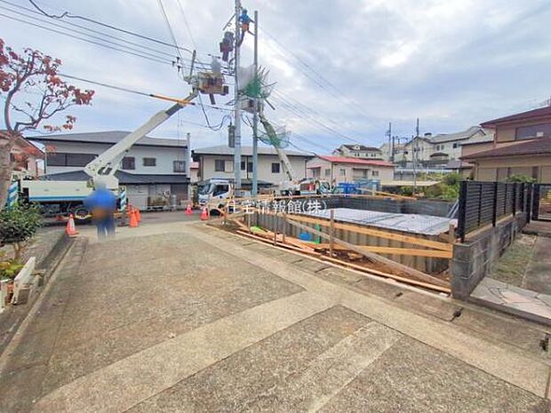 前面道路を含めた現地写真です。