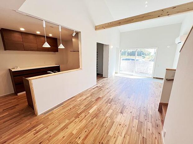 家族団らんの場所としてゆったりと居心地の良いリビングです。