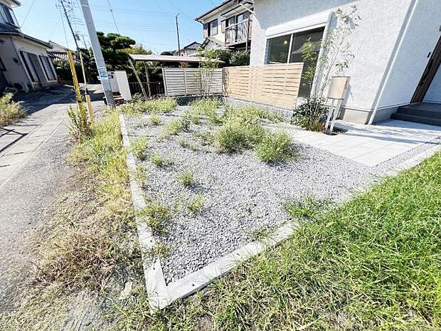 駐車場です。前面道路との高低差も少なく、スムーズに出入りできます。