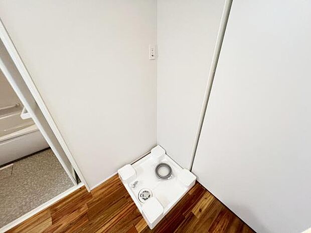 独立洗面台の横にはランドリースペースがございます。