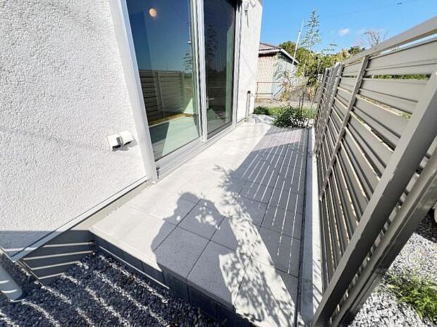 リビング内の土間から続くお庭スペースです。ととのいの空間としてご利用ください♪