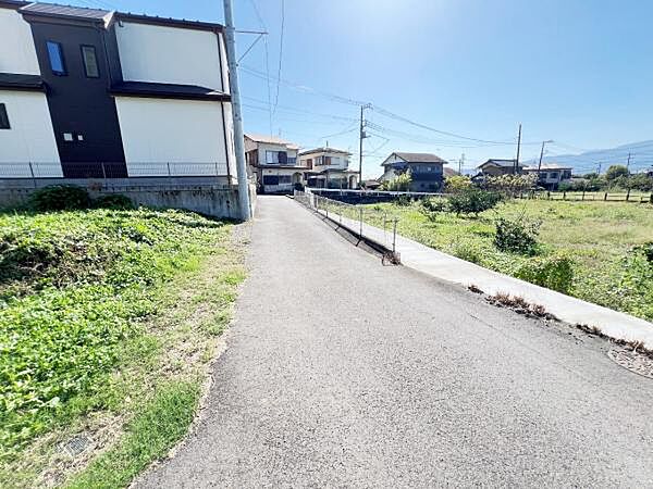前面道路を含めた現地写真です。