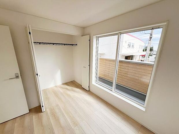 明るい広々とした主寝室でご家族ゆっくりお休みになれますね。