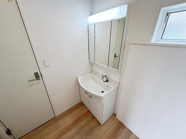 洗面化粧台です。朝の身支度から1日が始まります。