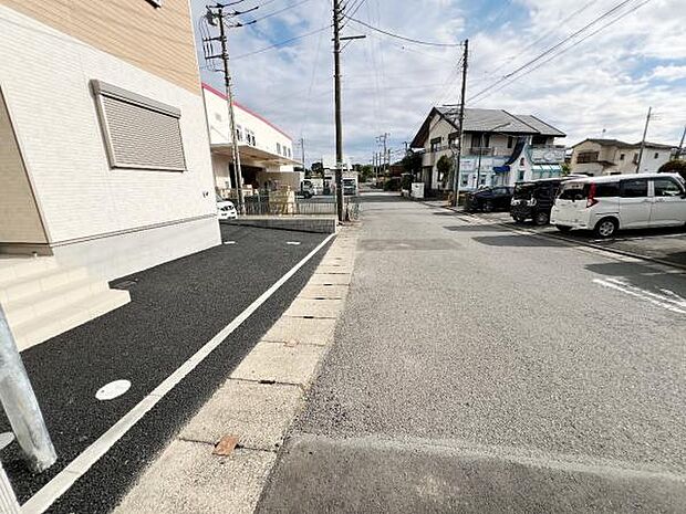 前面道路を含めた現地写真です。