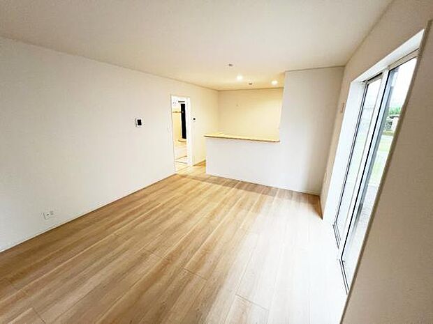 お食事中もキッチンと会話が楽しめるダイニングスペース。