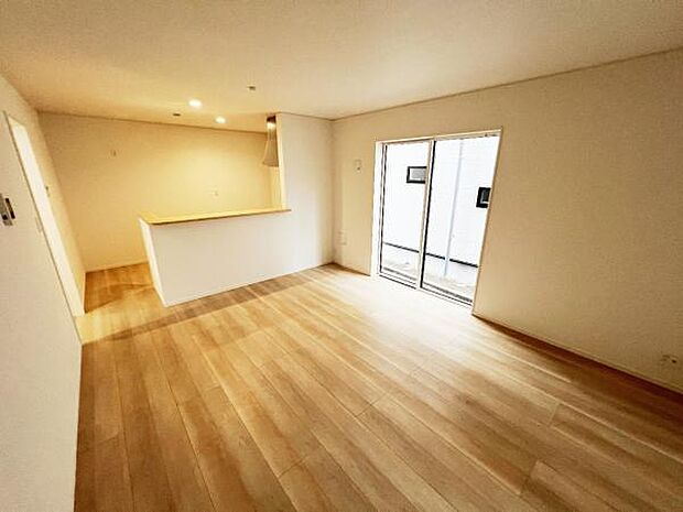 お食事中もキッチンと会話が楽しめるダイニングスペース。