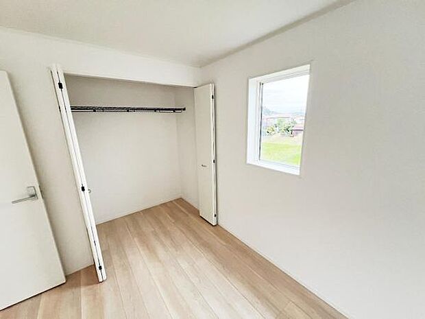 明るい広々とした主寝室でご家族ゆっくりお休みになれますね。