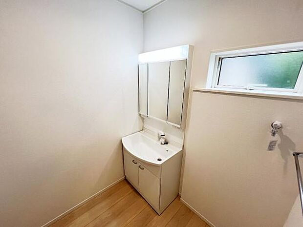 洗面化粧台です。朝の身支度から1日が始まります。