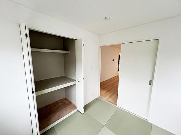 いつでもお部屋をスッキリお使い頂ける収納スペースを設置。