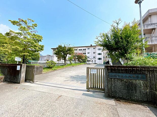 山北町立山北中学校まで約1800m(徒歩23分)