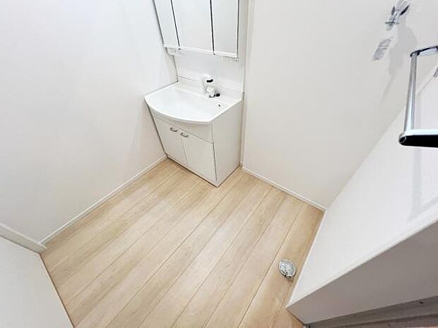 独立洗面台の横にはランドリースペースがございます。