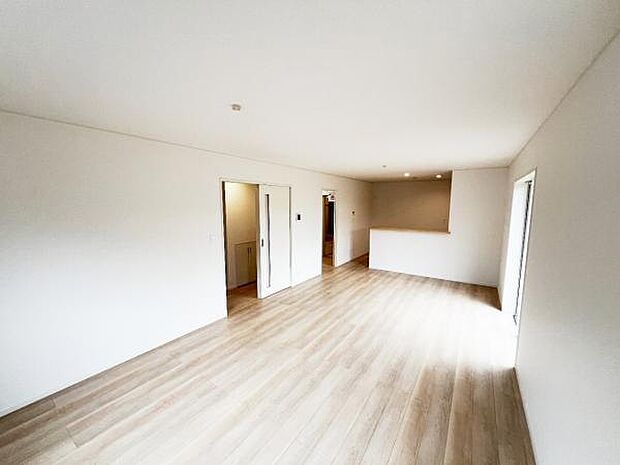 お食事中もキッチンと会話が楽しめるダイニングスペース。