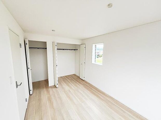 明るい広々とした主寝室でご家族ゆっくりお休みになれますね。