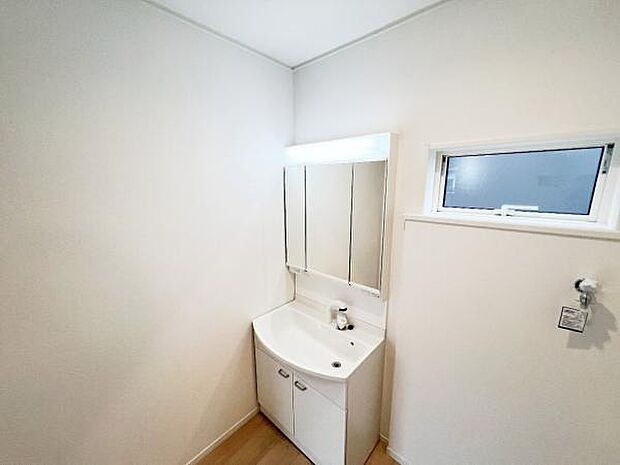 洗面化粧台です。朝の身支度から1日が始まります。