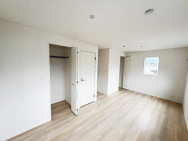 いつでもお部屋をスッキリお使い頂ける収納スペースを設置。