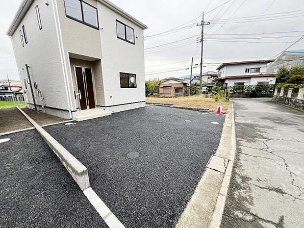 前面道路を含めた現地写真です。