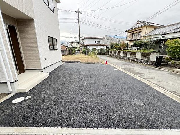 駐車場ももちろん完備しておりますのでお車所有の方にも心強いです。