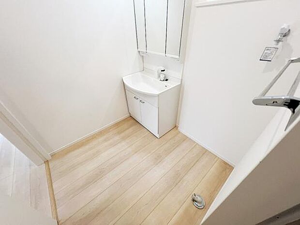 独立洗面台の横にはランドリースペースがございます。