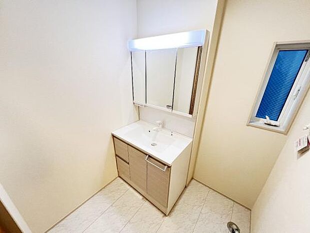 洗面化粧台です。朝の身支度から1日が始まります。