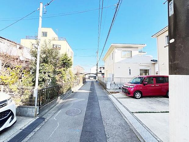 前面道路を含めた現地写真です。