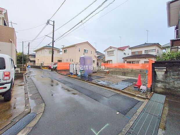 前面道路を含めた現地写真です。