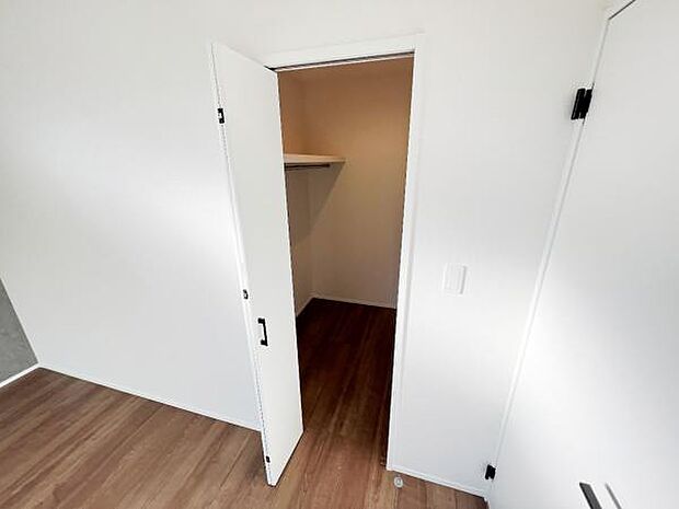 ウォークインクローゼットがあり収納スペースも豊富。季節物もスッキリ片付きそうです。