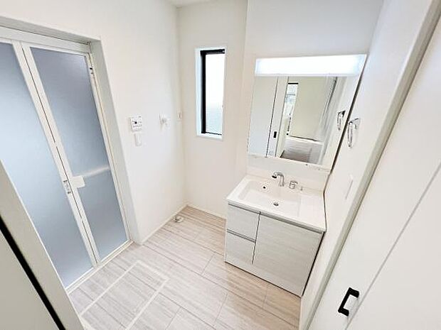 脱衣所は小さなお子様がいるご家庭にも重宝されます。