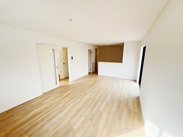 お食事中もキッチンと会話が楽しめるダイニングスペース。