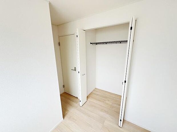 いつでもお部屋をスッキリお使い頂ける収納スペースを設置。