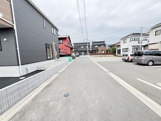 前面道路を含めた現地写真です。