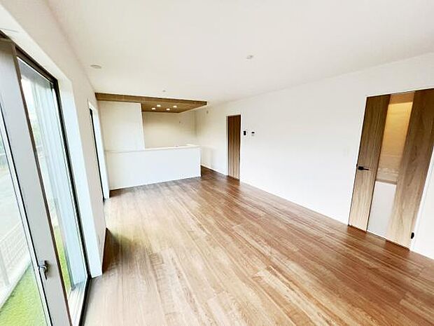 お食事中もキッチンと会話が楽しめるダイニングスペース。