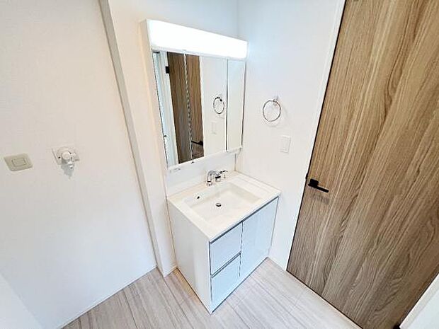 洗面化粧台です。朝の身支度から1日が始まります。