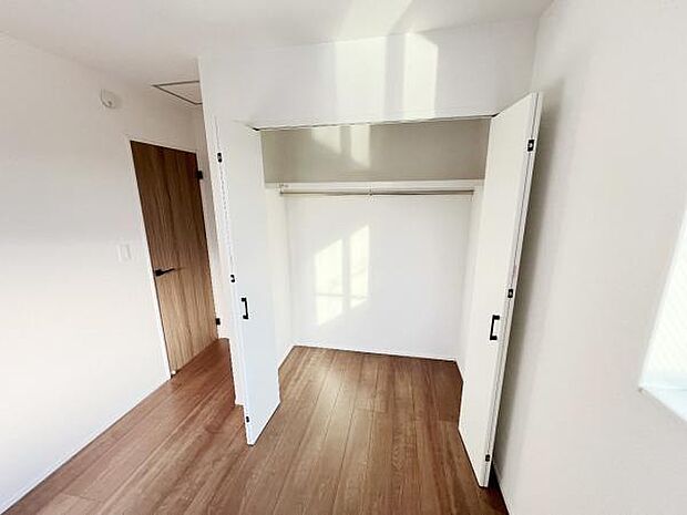 いつでもお部屋をスッキリお使い頂ける収納スペースを設置。