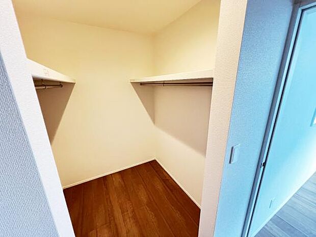 ウォークインクローゼットがあり収納スペースも豊富。季節物もスッキリ片付きそうです。