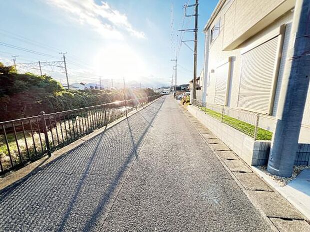 前面道路を含めた現地写真です。