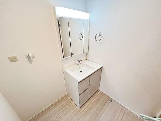 洗面化粧台です。朝の身支度から1日が始まります。