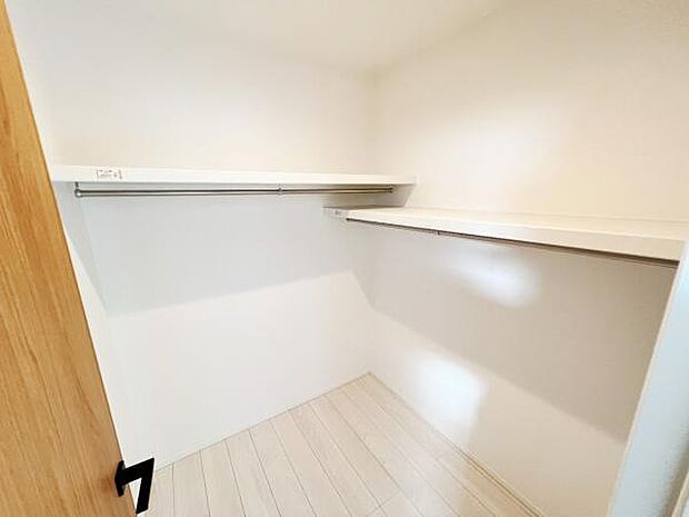 ウォークインクローゼットがあり収納スペースも豊富。季節物もスッキリ片付きそうです。