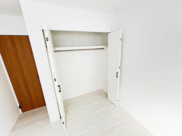 いつでもお部屋をスッキリお使い頂ける収納スペースを設置。