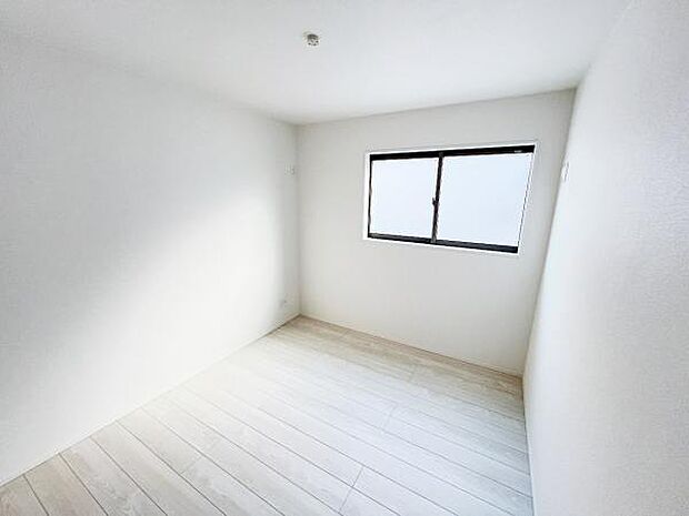 木の温もりが優しいフローリングの収納スペース付き洋室です。